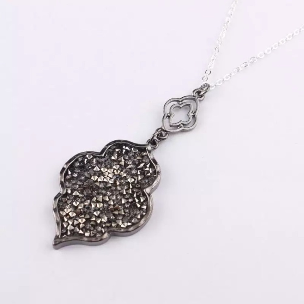 NEW 🌸🌺 Gunmetal & Gray Crystal Moroccan Necklace